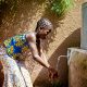 Eine Frau in Äthiopien an einer Wasserentnahmestelle