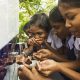 Indische Mädchen an einer Trinkewasserentnahmestelle